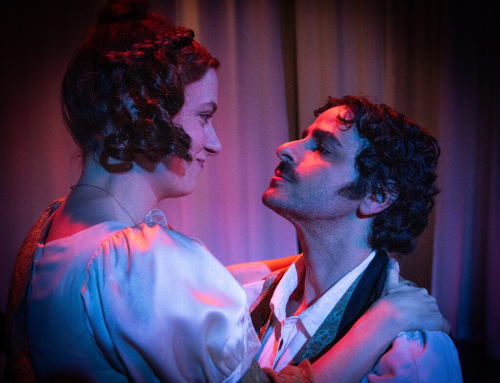 Pierina Rizzo och Robert Hannouch i Spår (The Antiquities) av Jordan Harrison på Playhouse Teater