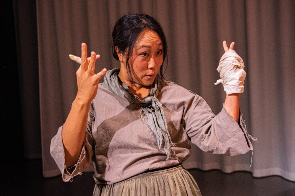 Lina Young Forsberg i Spår (The Antiquities) av Jordan Harrison på Playhouse Teater