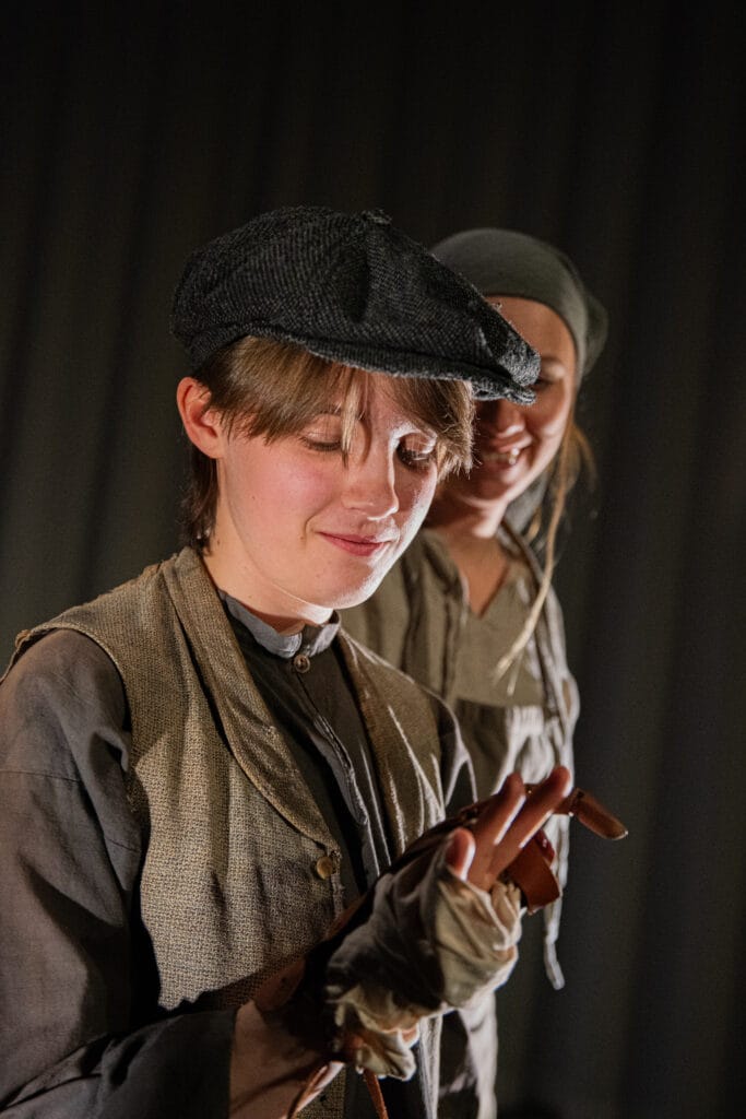 Oliver Hagenfeldt Ek och Ester Claesson i Spår (The Antiquities) av Jordan Harrison på Playhouse Teater