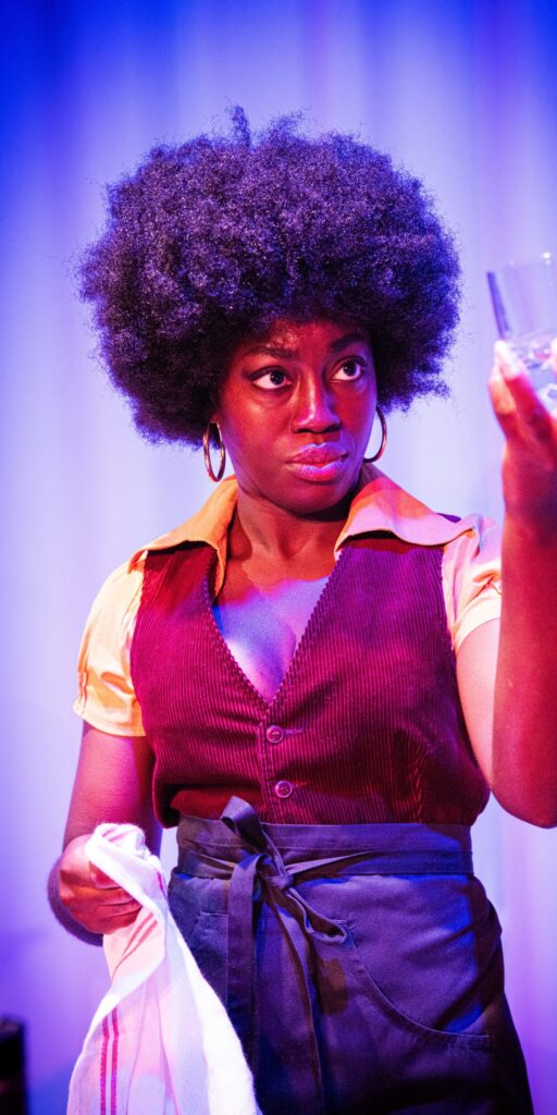 Nancy Ofori i Spår (The Antiquities) av Jordan Harrison på Playhouse Teater