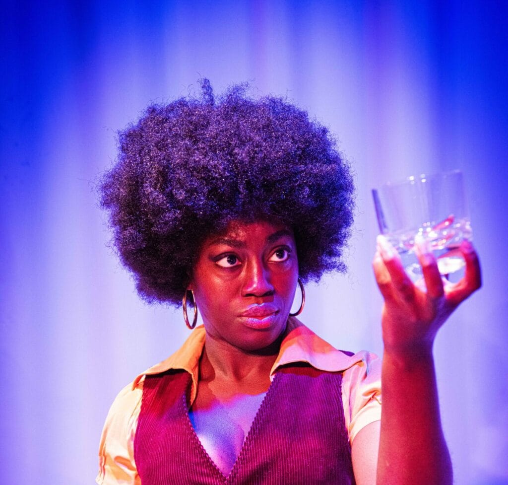 Nancy Ofori i Spår (The Antiquities) av Jordan Harrison på Playhouse Teater