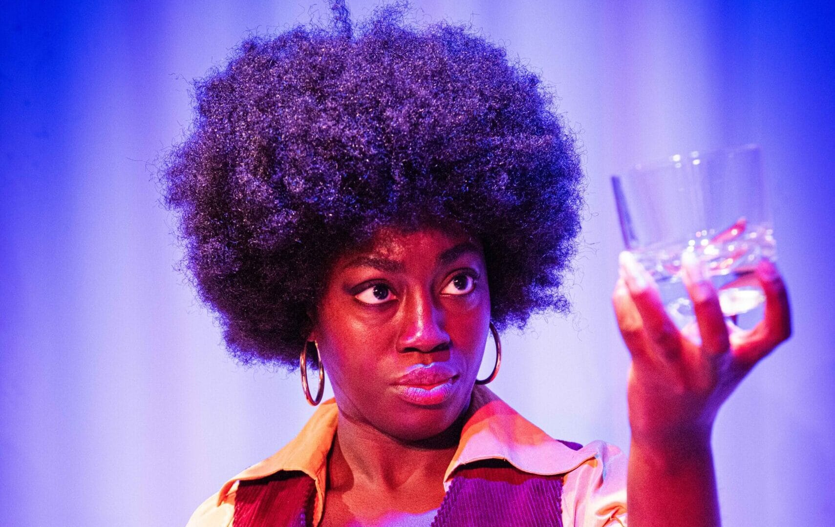 Nancy Ofori i Spår (The Antiquities) av Jordan Harrison på Playhouse Teater