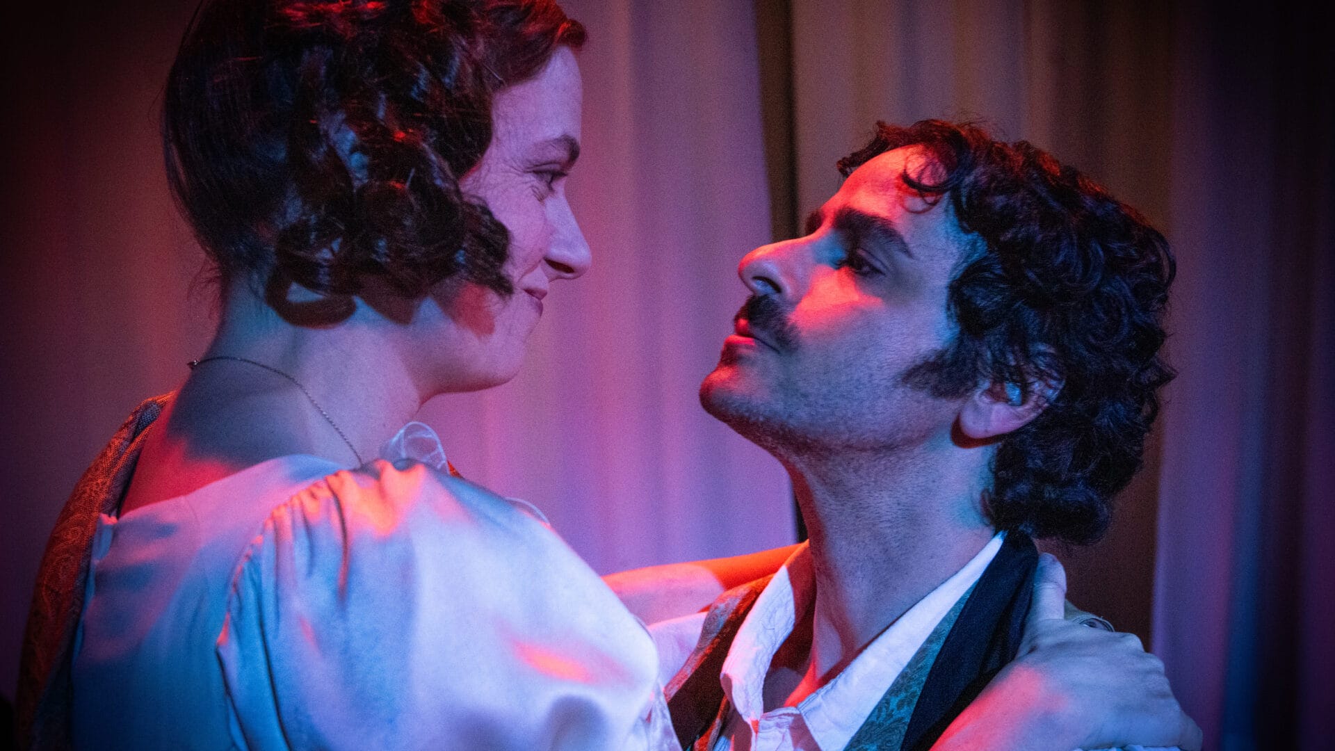 Pierina Rizzo och Robert Hannouch i Spår av Jordan Harrison på Playhouse Teater