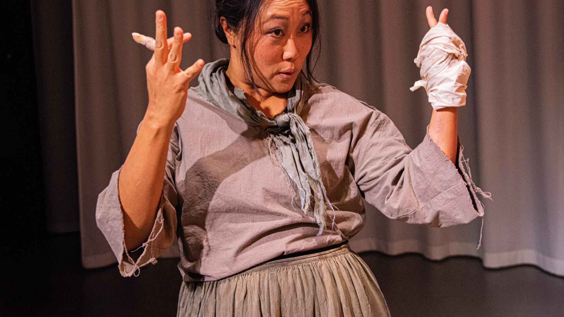Lina Young Forsberg i Spår av Jordan Harrison på Playhouse Teater