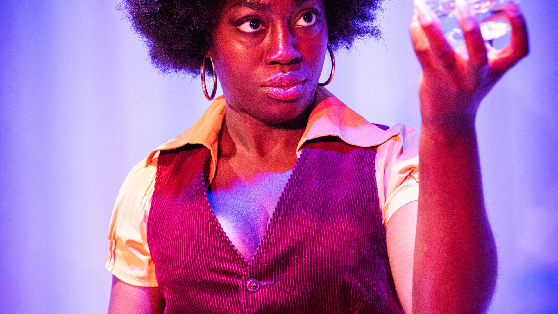 Nancy Ofori i Spår av Jordan Harrison på Playhouse Teater