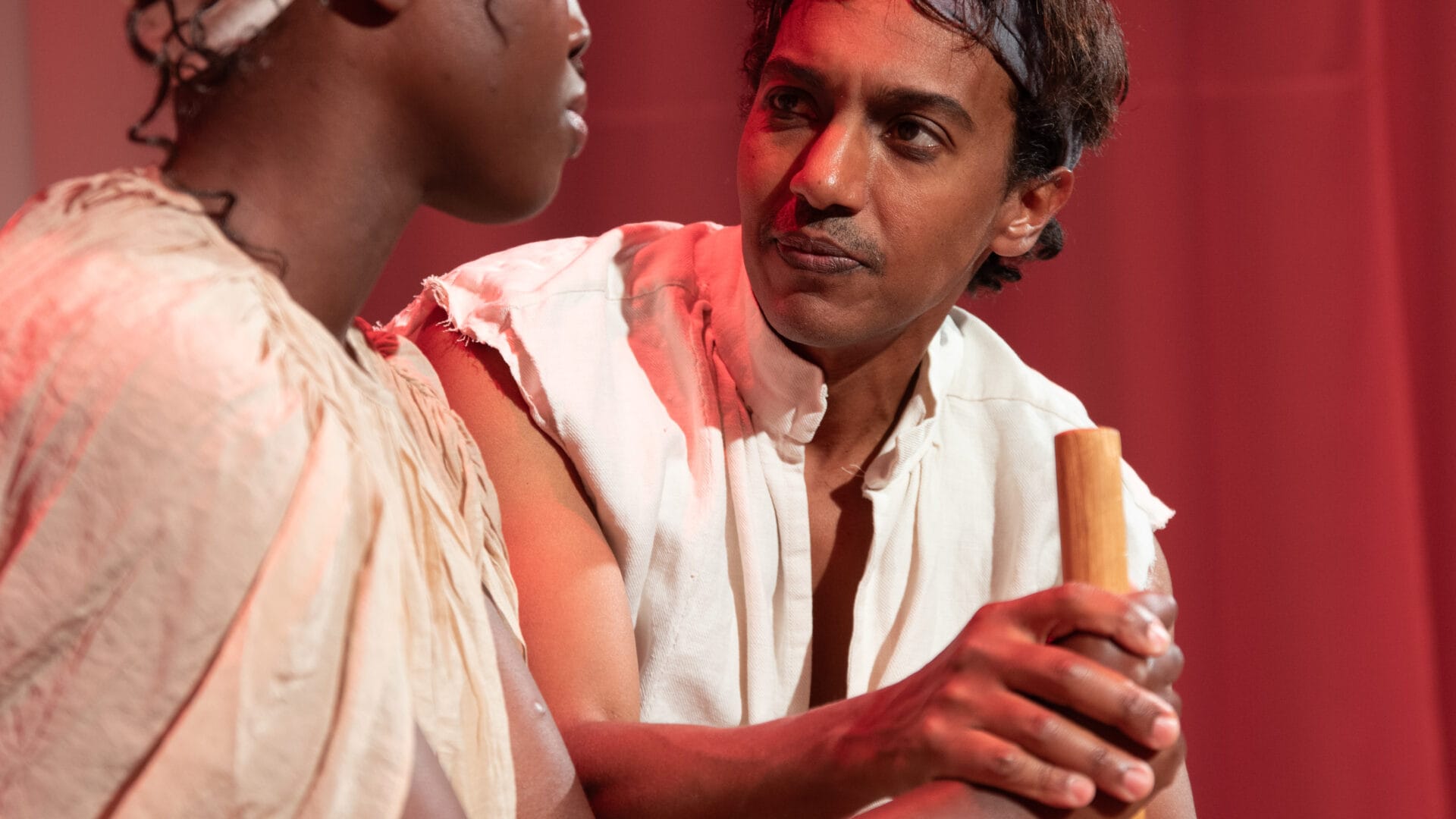 Nancy Ofori och Måns Clausen i Spår av Jordan Harrison på Playhouse Teater