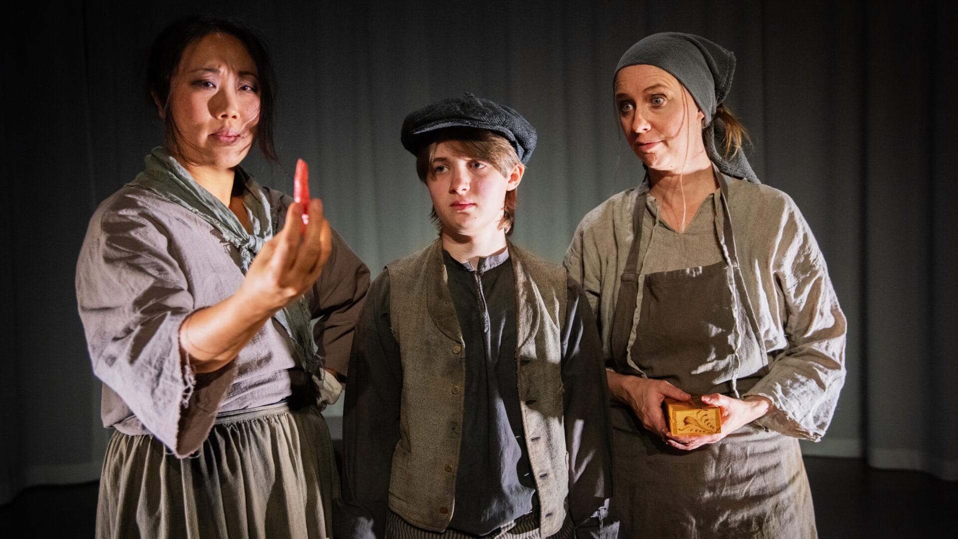 Ester Claesson, Oliver Hagenfeldt-Eek och Lina Young Forsberg i Spår av Jordan Harrison på Playhouse Teater