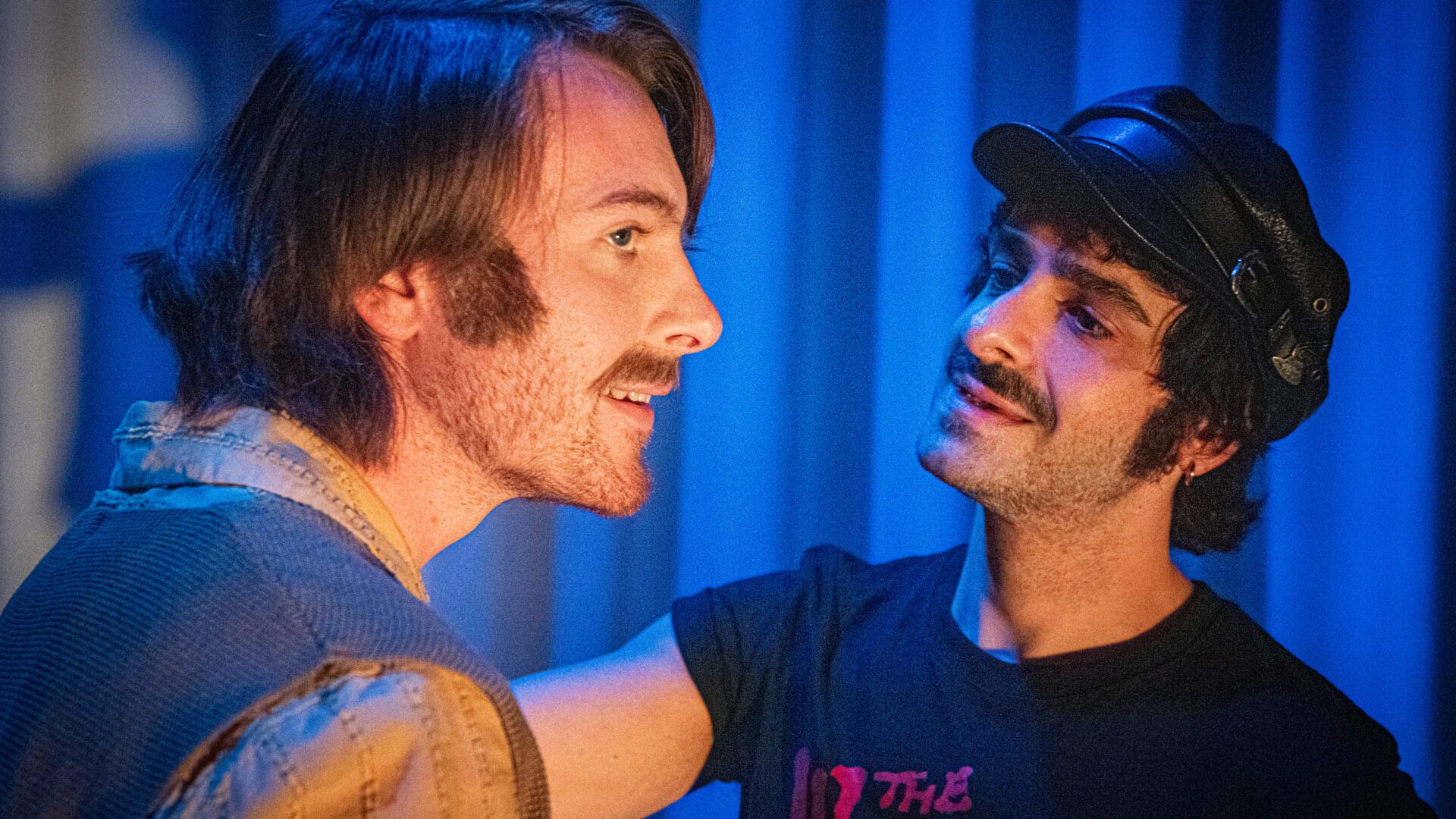 Linus Nilsson och Robert Hannouch i Spår av Jordan Harrison på Playhouse Teater